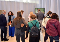 Een kijkje in de drukbezochte stand van Pantoon Benea, dat organische interieurfolie toonde; handgemaakte zelfklevende materialen. "Organoid Natural Surfaces geeft een unieke, op de natuur geïnspireerde interieur-ontwerpmogelijkheden."